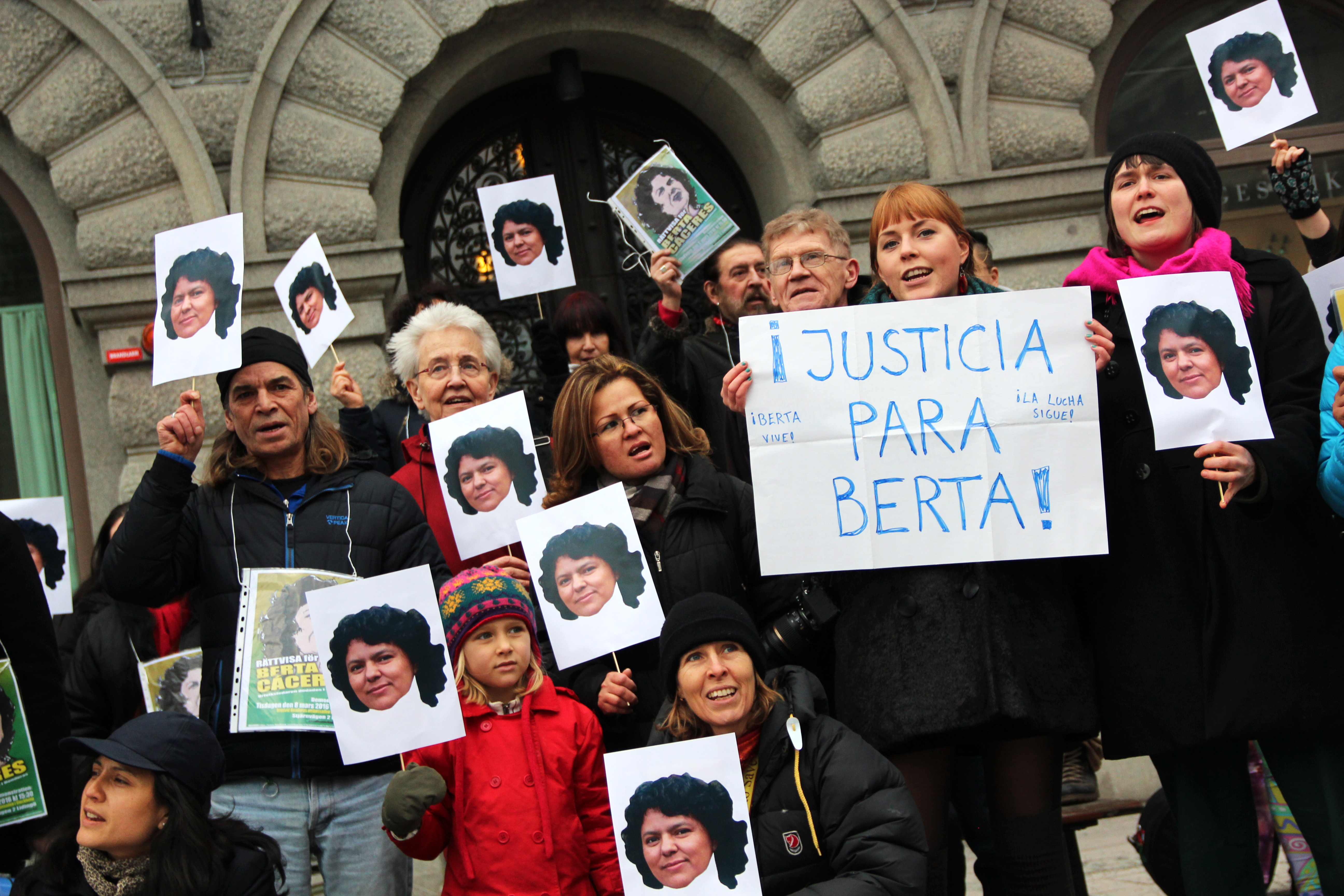 Berta Cáceres Vive, justicia ya! Berta Cáceres lever, rättvisa nu! En manifestation för rättvisa!