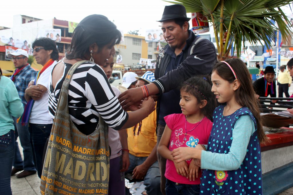 Idag engagerar sig Esther i Conaies egna parti Pachakutik. Inför den politiska kampanjen trär hon regnbågsfärgade armband på bekanta och charmar till sig deras röster i valet. Foto Elli Viljanen.