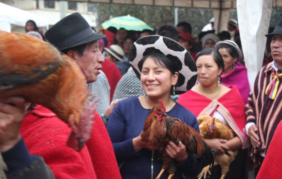 Kulturella fester är en glädjefylld del av Sisas arbete med urfolksrörelsen. Här deltar hon i dans med kichwafolket. Tupparna fångade i den traditionella vårleken är en viktig del av den andinska vårfesten Pawkar Raymi. Foto Elli Viljanen.
