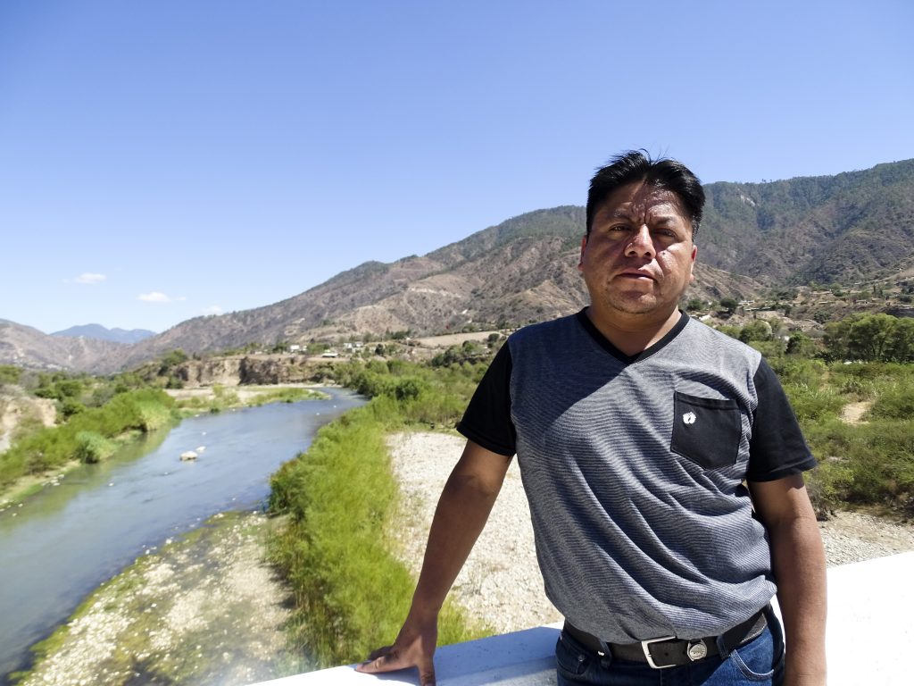 Urfolksledaren Mario López visar mig floden Chixoy som till följd av att vattenkraften lett om vattnet bara är hälften så bred som tidigare.  Foto: Sori Lundqvist